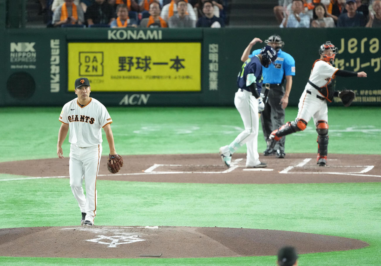 巨人対ヤクルト　2回表ヤクルト無死、村上を空振り三振に仕留めた田中将（撮影・足立雅史）