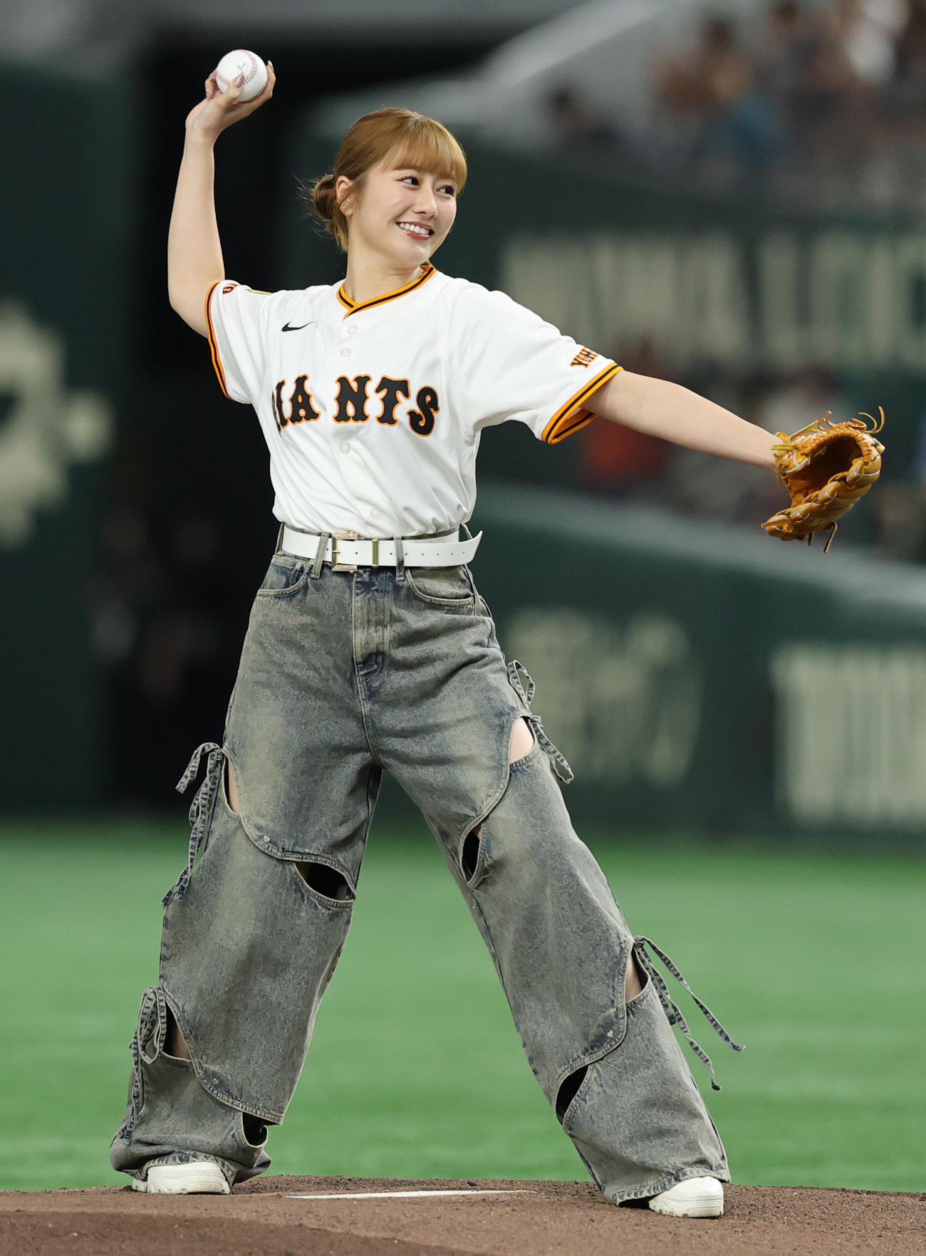 巨人対ヤクルト　ファーストピッチを行うももいろクローバーZの佐々木彩夏（撮影・野上伸悟）