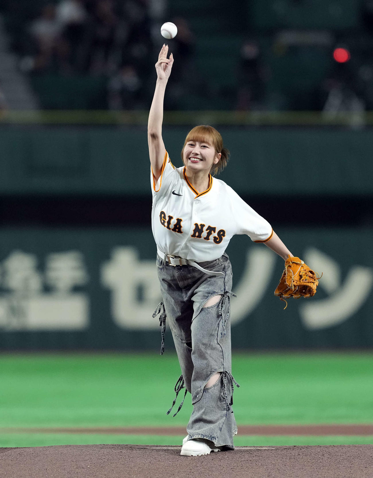 巨人対ヤクルト　ファーストピッチを務めたももいろクローバーゼットの佐々木彩夏（撮影・たえ見朱実）