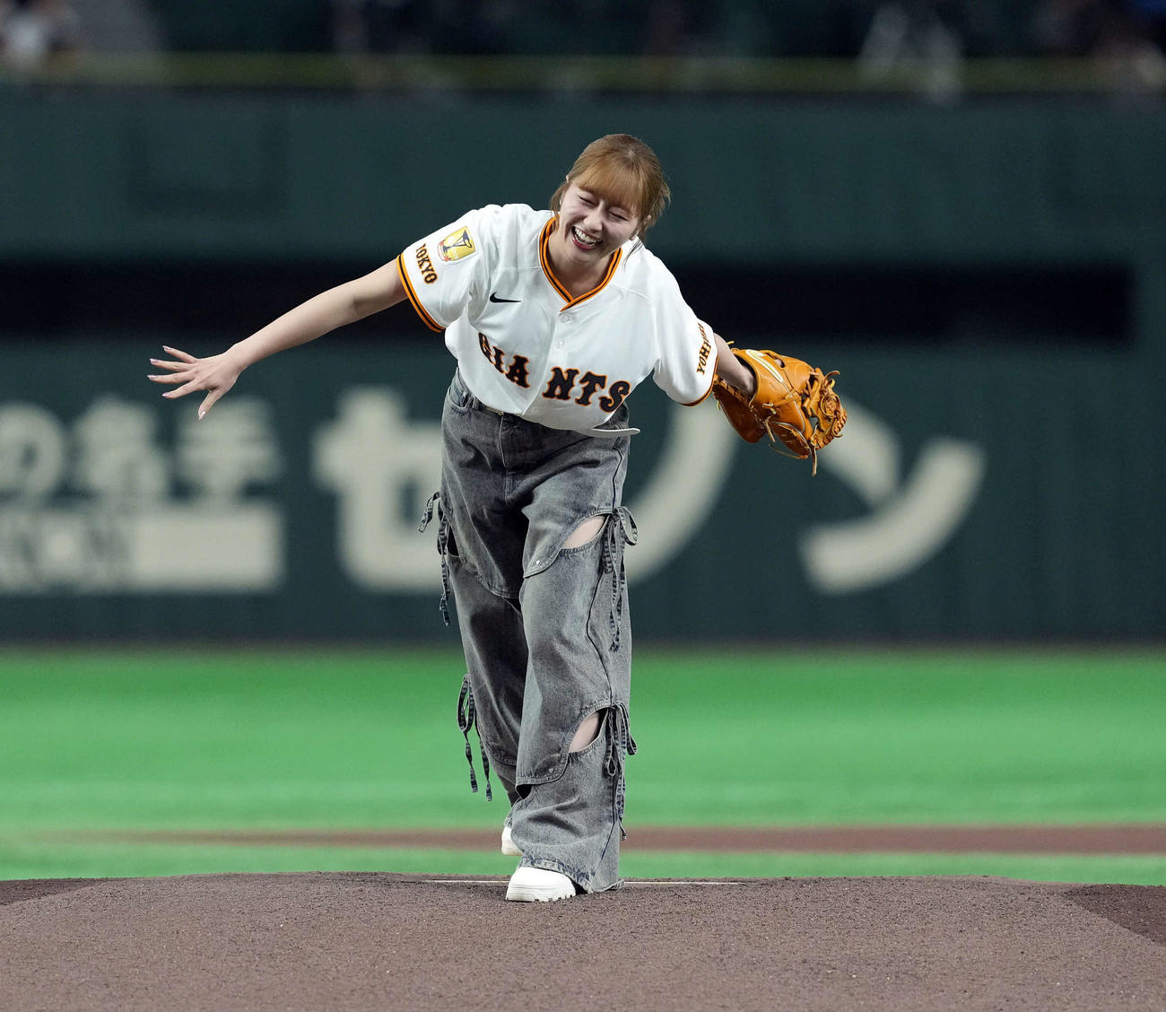巨人対ヤクルト　ファーストピッチを務めたももいろクローバーゼットの佐々木彩夏（撮影・たえ見朱実）