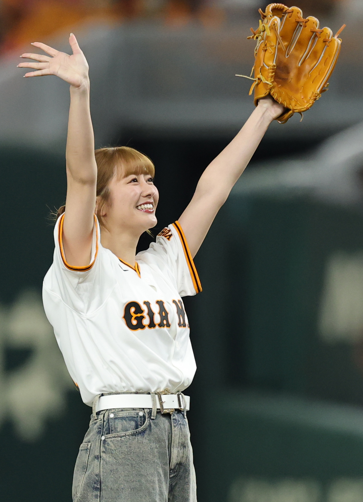 巨人対ヤクルト　ファーストピッチを行うももいろクローバーZの佐々木彩夏（撮影・野上伸悟）