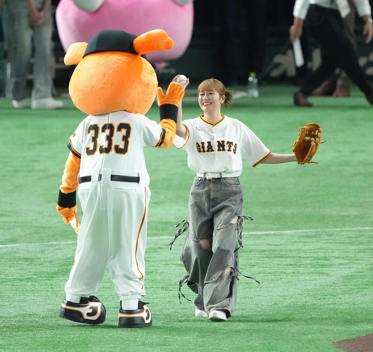 巨人対ヤクルト　始球式を務めたももいろクローバーZ佐々木彩夏（撮影・足立雅史）
