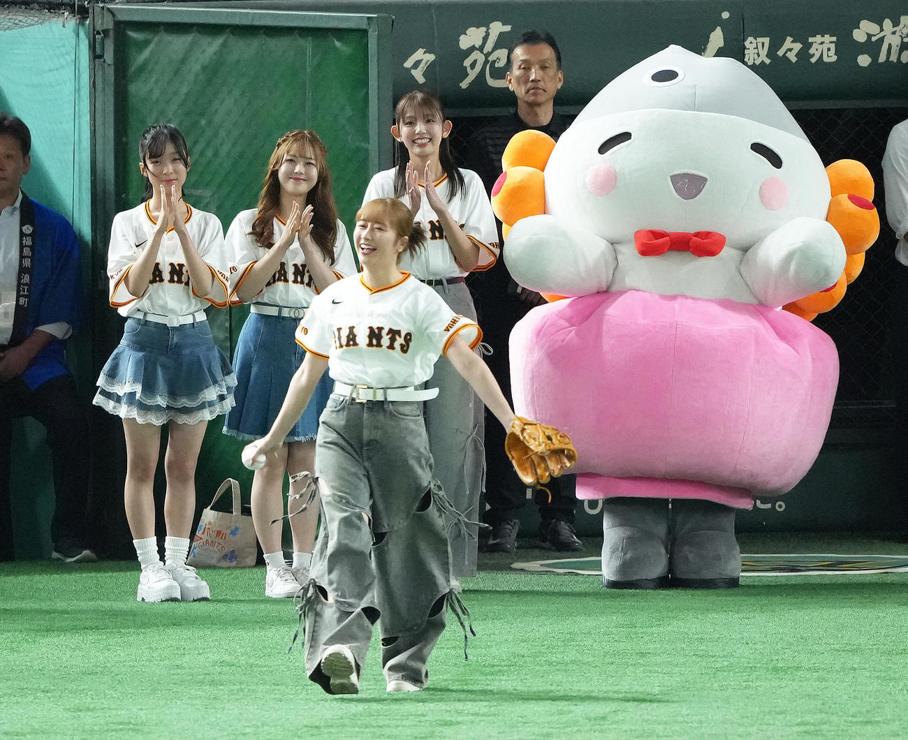 巨人対ヤクルト　始球式を務めたももいろクローバーZ佐々木彩夏（手前）（撮影・足立雅史）