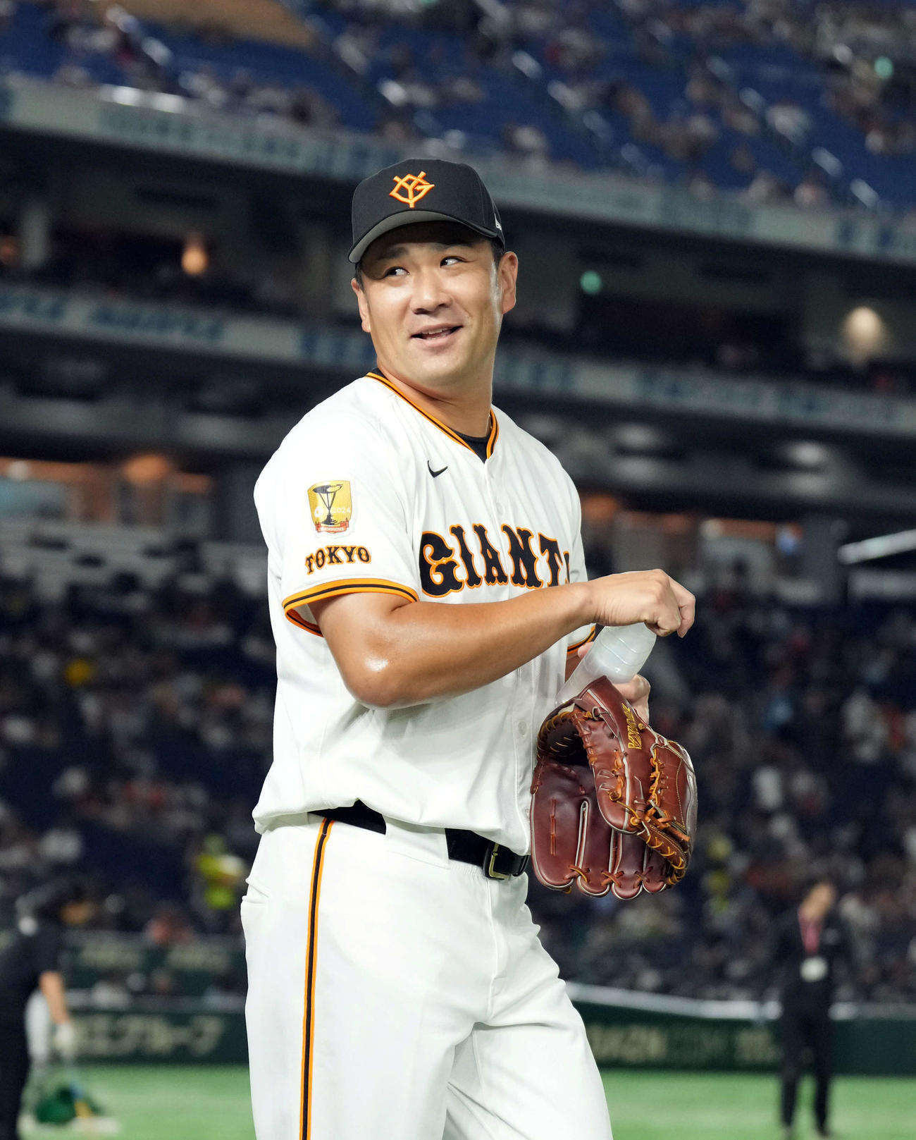 巨人対ヤクルト　外野へキャッチボールに向かう巨人田中将（撮影・たえ見朱実）