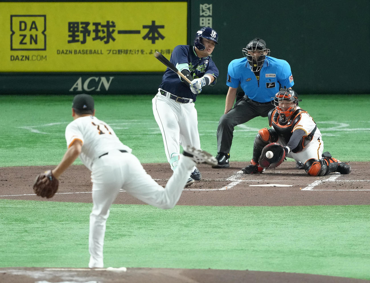 巨人対ヤクルト　2回表ヤクルト無死、村上は空振り三振に倒れる。投手田中将（撮影・足立雅史）