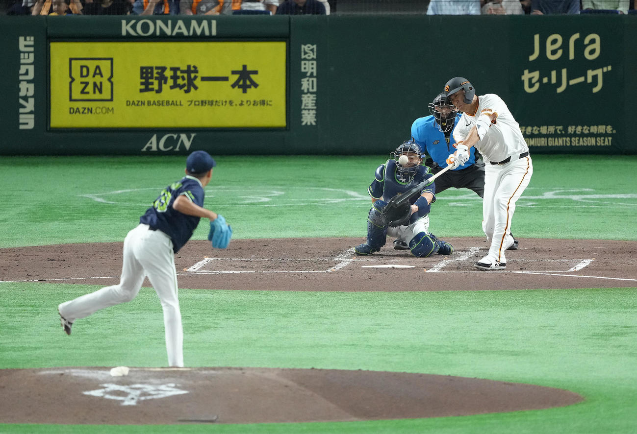 巨人対ヤクルト　3回裏巨人無死、田中将は二塁打を放つ。投手石川（撮影・足立雅史）
