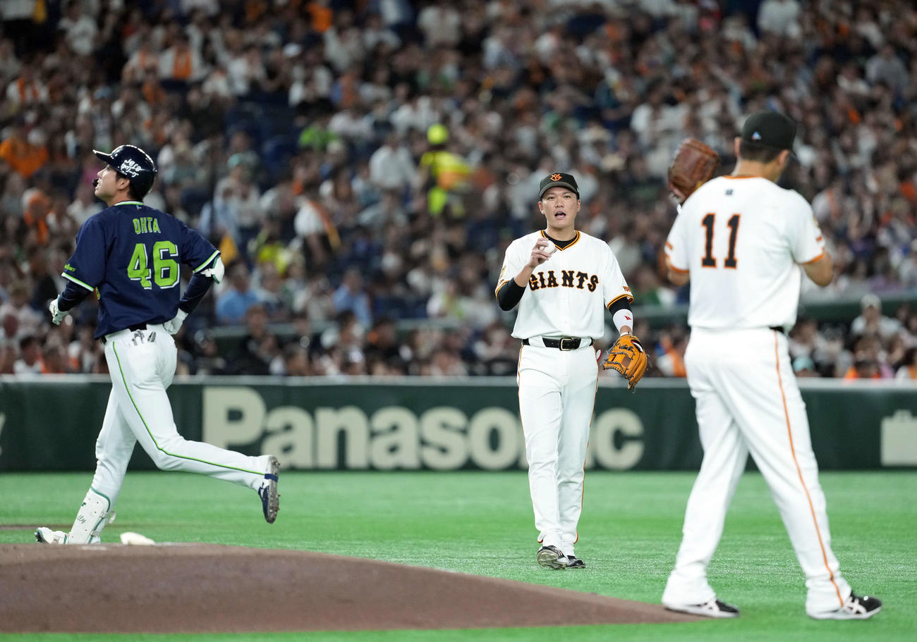 巨人対ヤクルト　1回表ヤクルト無死、太田を中飛に打ち取り田中将に声をかける三塁手坂本（撮影・たえ見朱実）