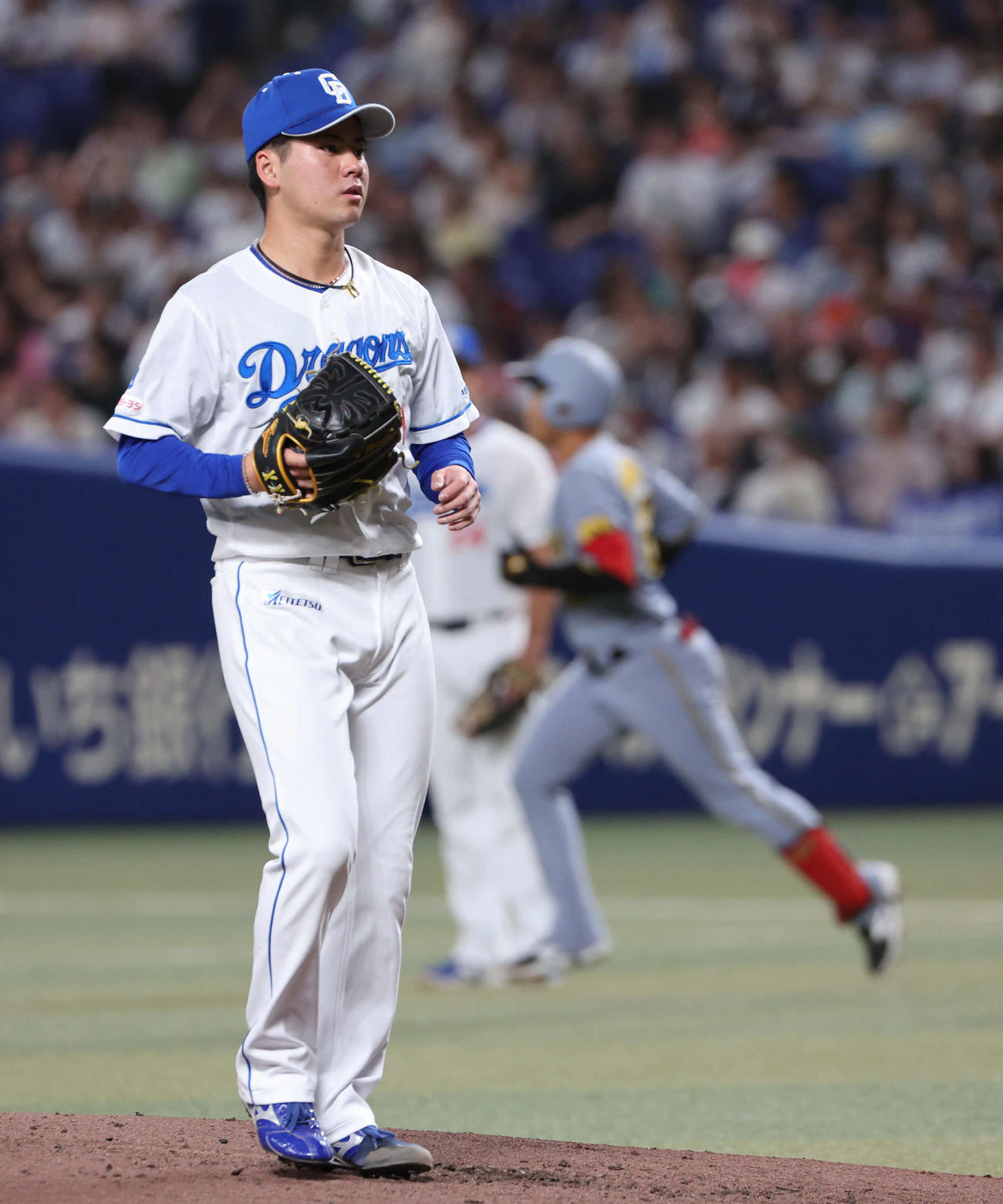 中日対阪神　2回表阪神1死、金丸は中川（右）に本塁打を許す（撮影・西尾就之）