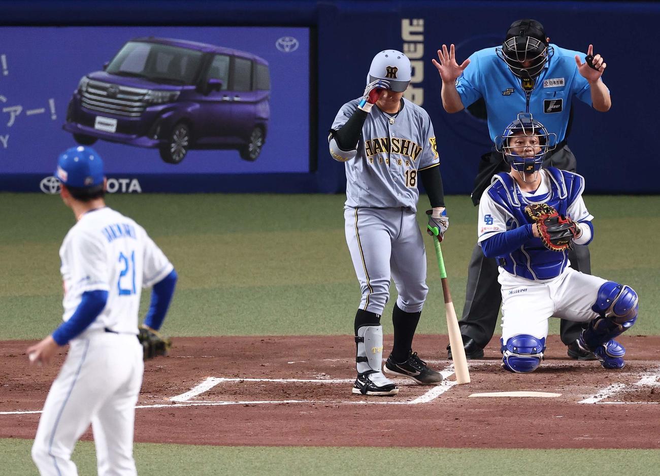中日対阪神　3回表阪神無死一塁、バースデイソングが終わるまで時間を作ってくれた金丸（左）捕手加藤匠に感謝を示す伊原（撮影・上田博志）