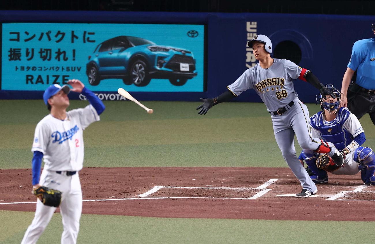 中日対阪神　2回表阪神1死、中川は左越えにプロ初本塁打を放つ。投手は金丸（撮影・上田博志）