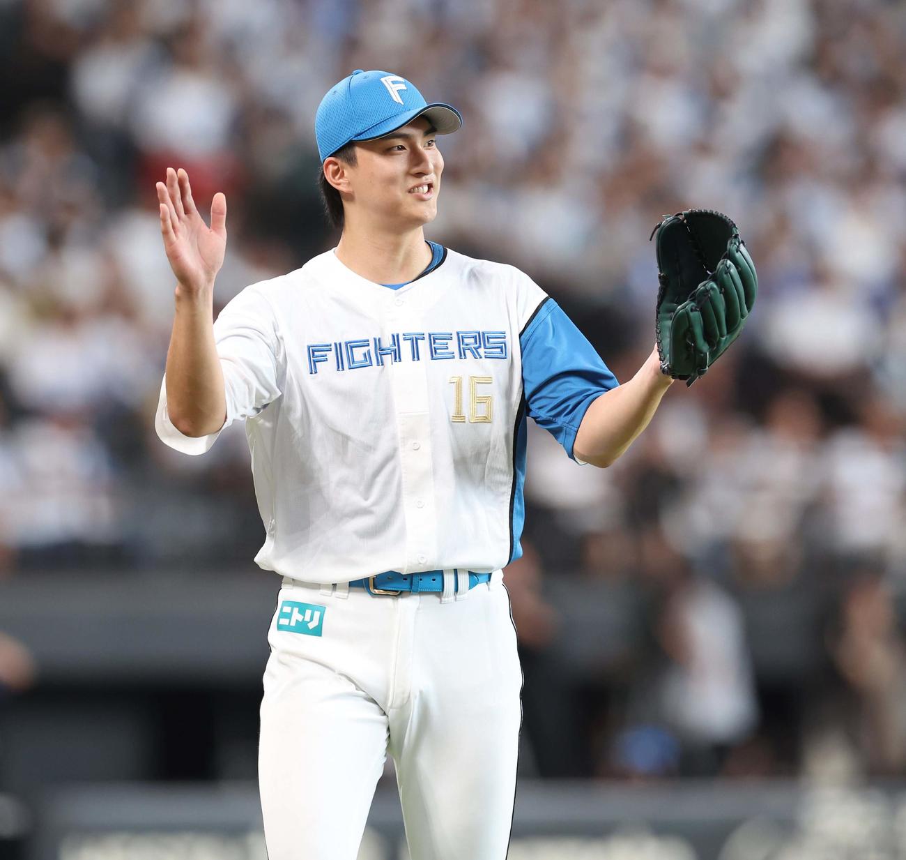 日本ハム対西武　6回表、無失点に抑えグラブをたたく達（撮影・黒川智章）
