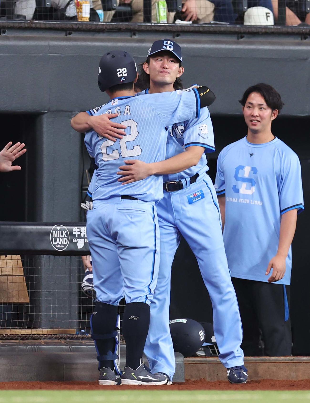 日本ハム対西武　9回表、本塁打を放った古賀悠と抱き合う今井（撮影・黒川智章）