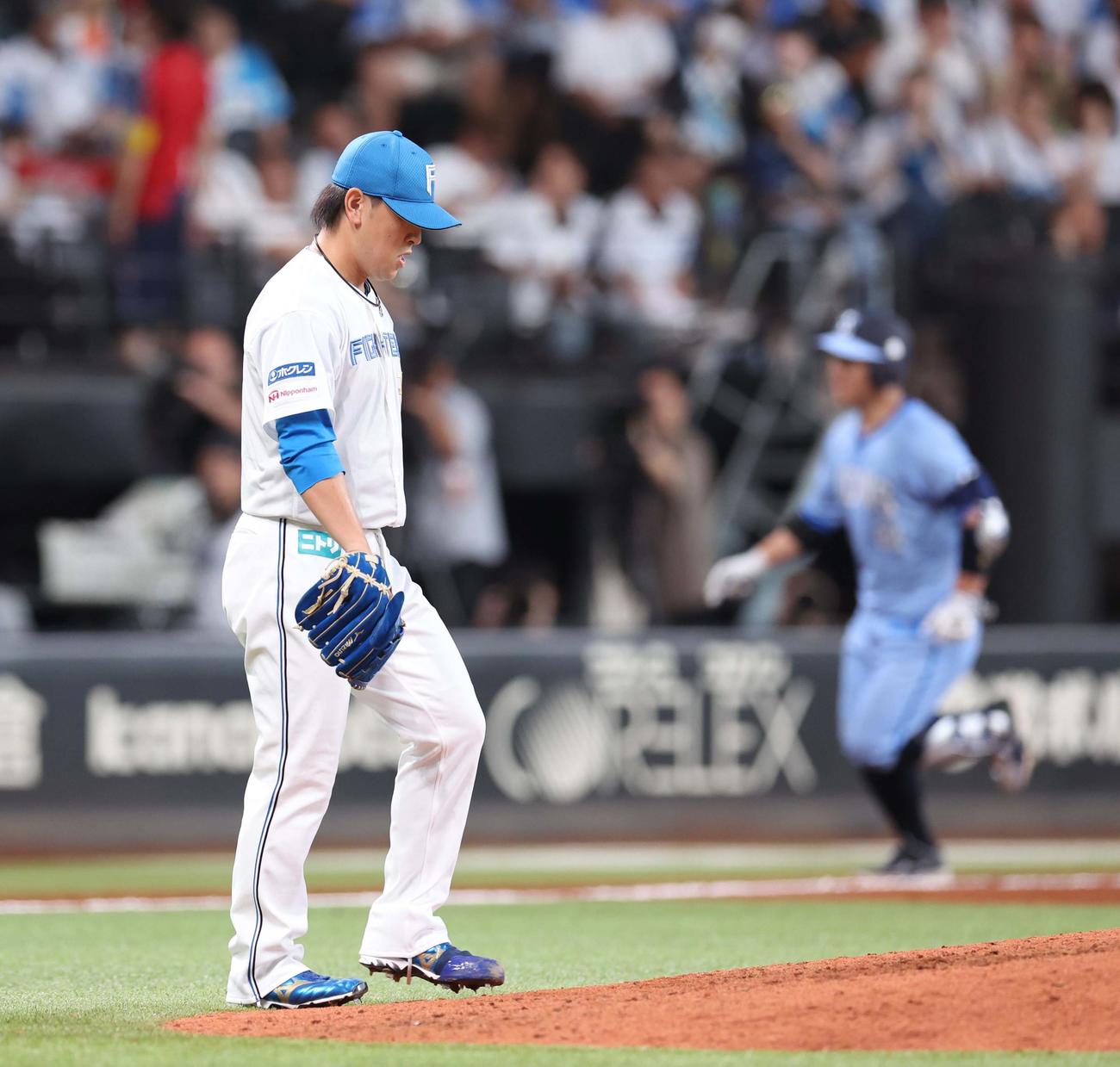 日本ハム対西武　9回表西武無死、古賀悠に本塁打を浴びる河野（撮影・黒川智章）