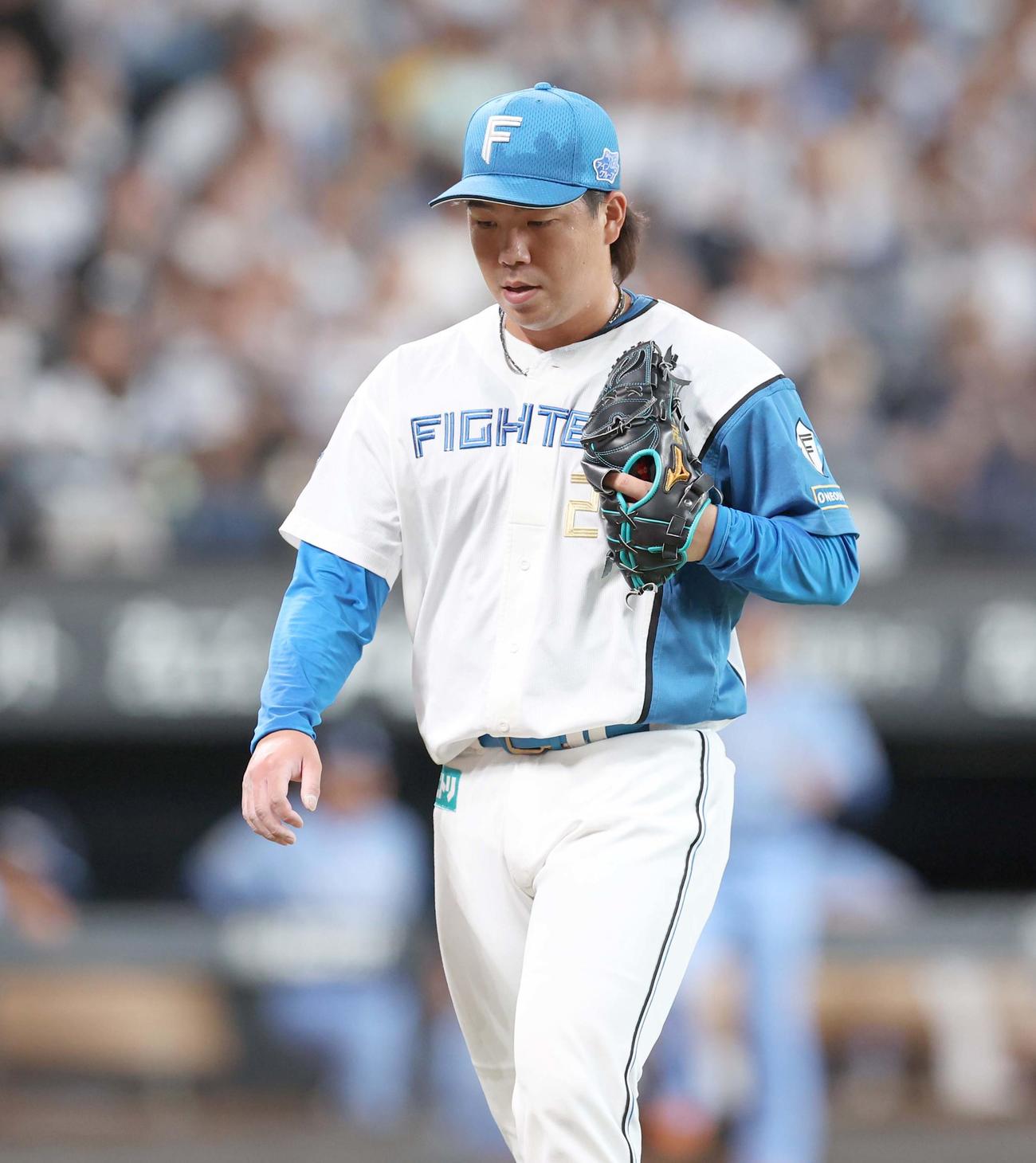日本ハム対西武　8回表、失点し渋い表情の金村（撮影・黒川智章）
