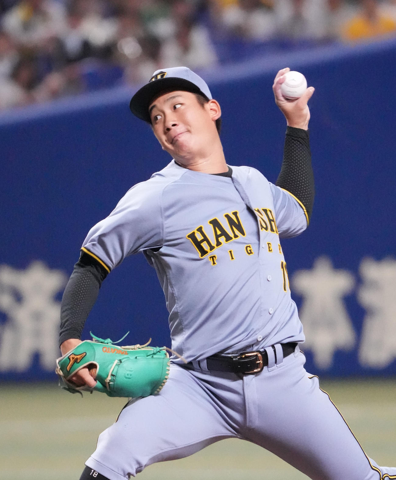 中日対阪神　1回裏、登板する阪神先発の伊原（撮影・森本幸一）