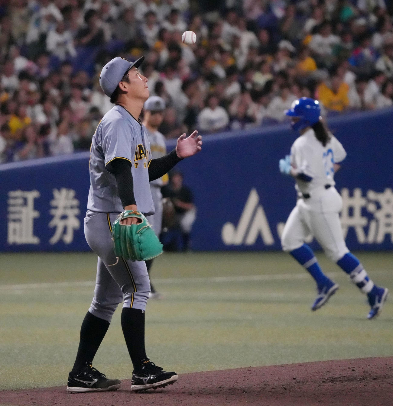 中日対阪神　2回裏中日無死、伊原（左）はチェイビスに左越え本塁打を打たれる（撮影・森本幸一）