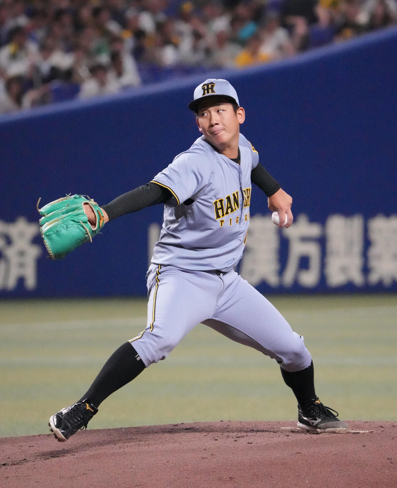 中日対阪神　1回裏、登板する阪神先発の伊原（撮影・森本幸一）