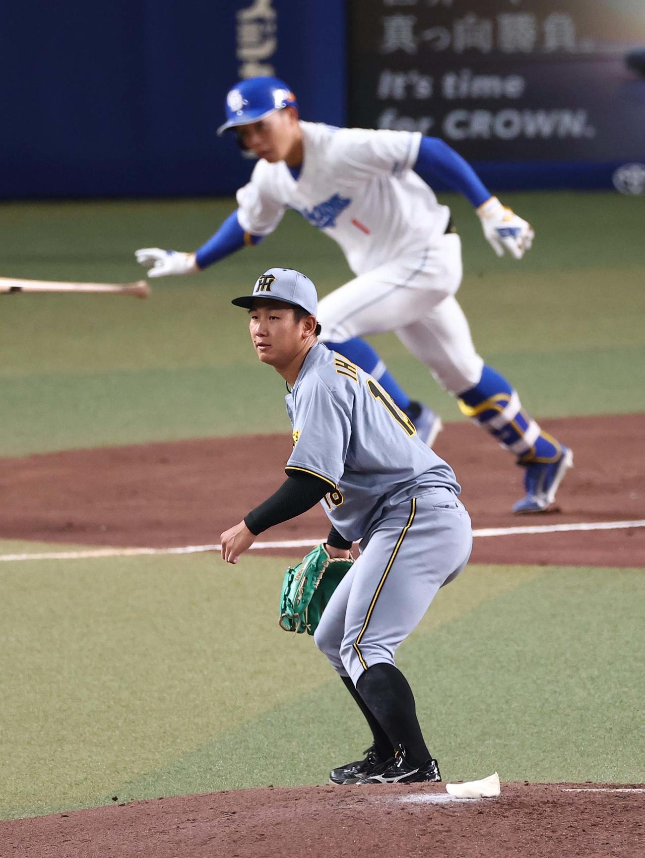 中日対阪神　1回裏中日1死三塁、岡林の二ゴロでブライトの生還を許す伊原（撮影・上田博志）