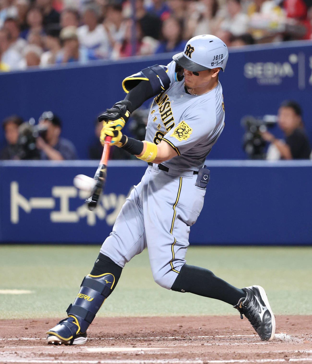 中日対阪神　4回表阪神無死、佐藤輝は中越えに本塁打を放つ（撮影・西尾就之）