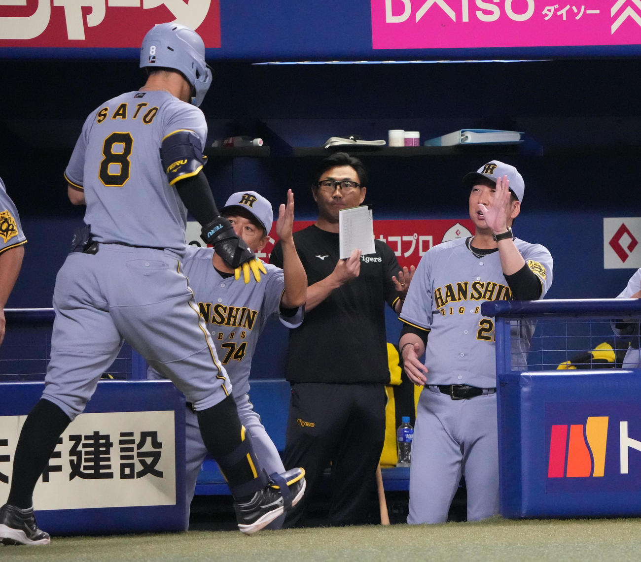 中日対阪神　4回表阪神無死、藤川監督（右）は中越え本塁打を放った佐藤輝を迎える（撮影・森本幸一）