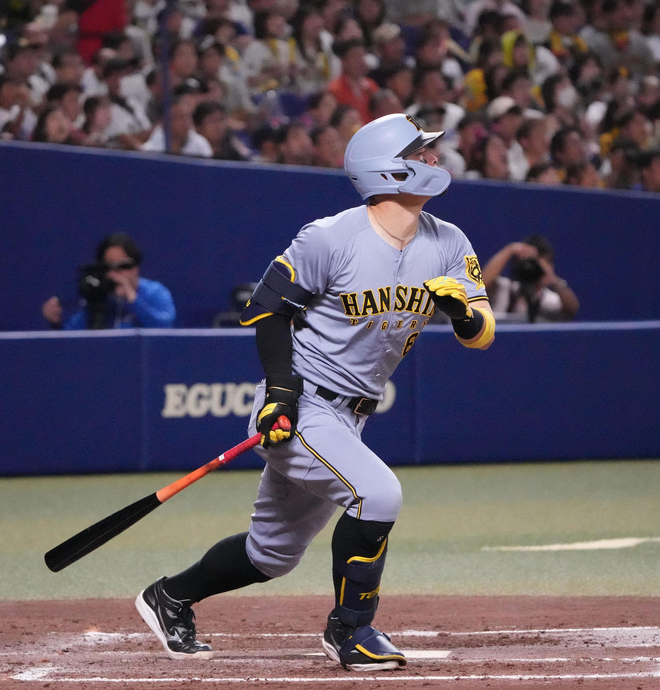 中日対阪神　4回表阪神無死、中越え本塁打を放つ佐藤輝（撮影・森本幸一）