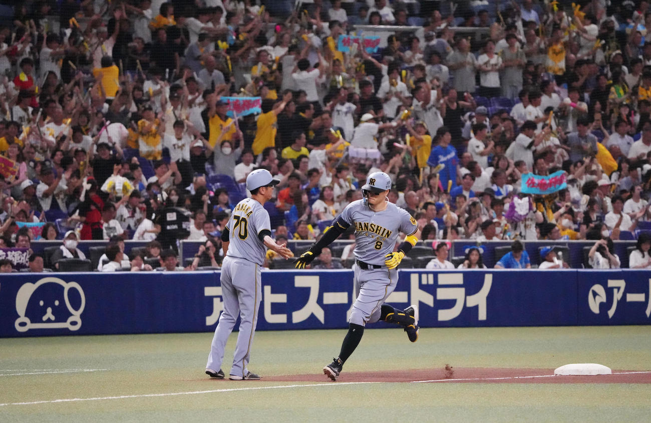 中日対阪神　4回表阪神無死、佐藤輝（右）は中越え本塁打を放ちダイヤモンドをまわる（撮影・森本幸一）