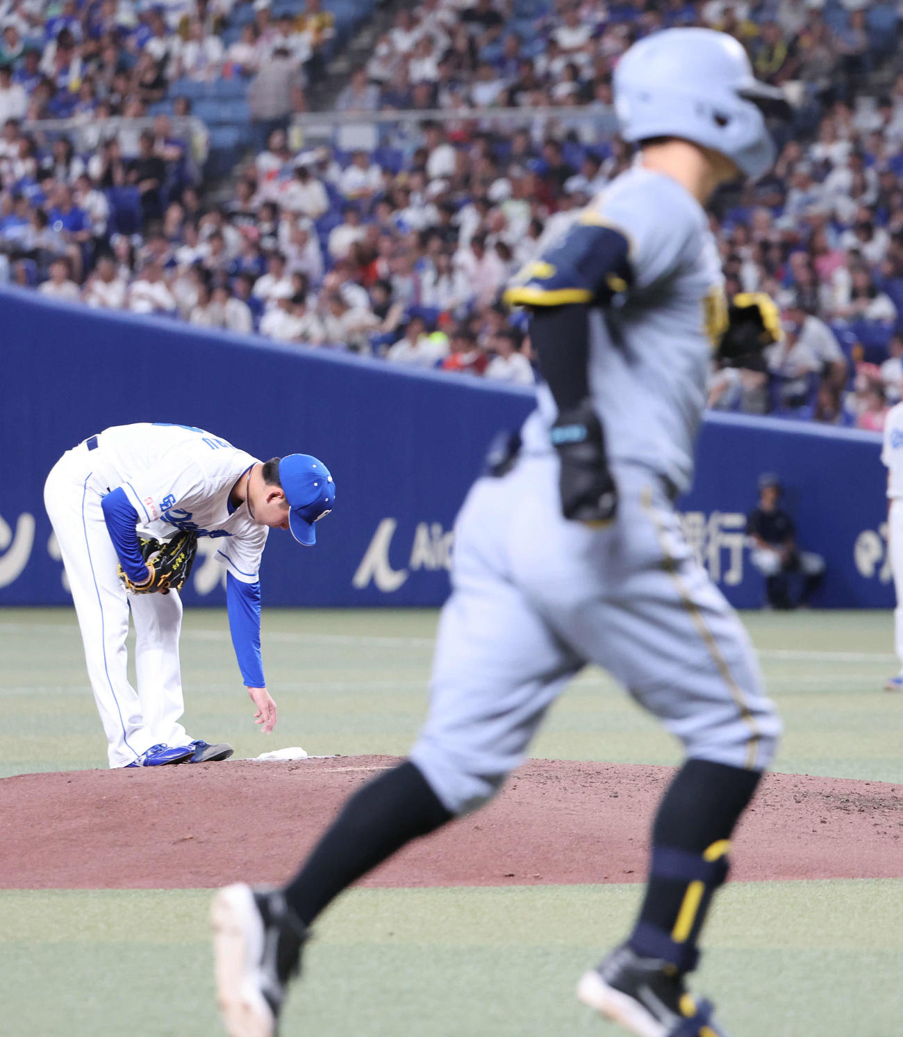 中日対阪神　4回表阪神無死、中日先発の金丸（左）は佐藤輝に本塁打を許す（撮影・西尾就之）