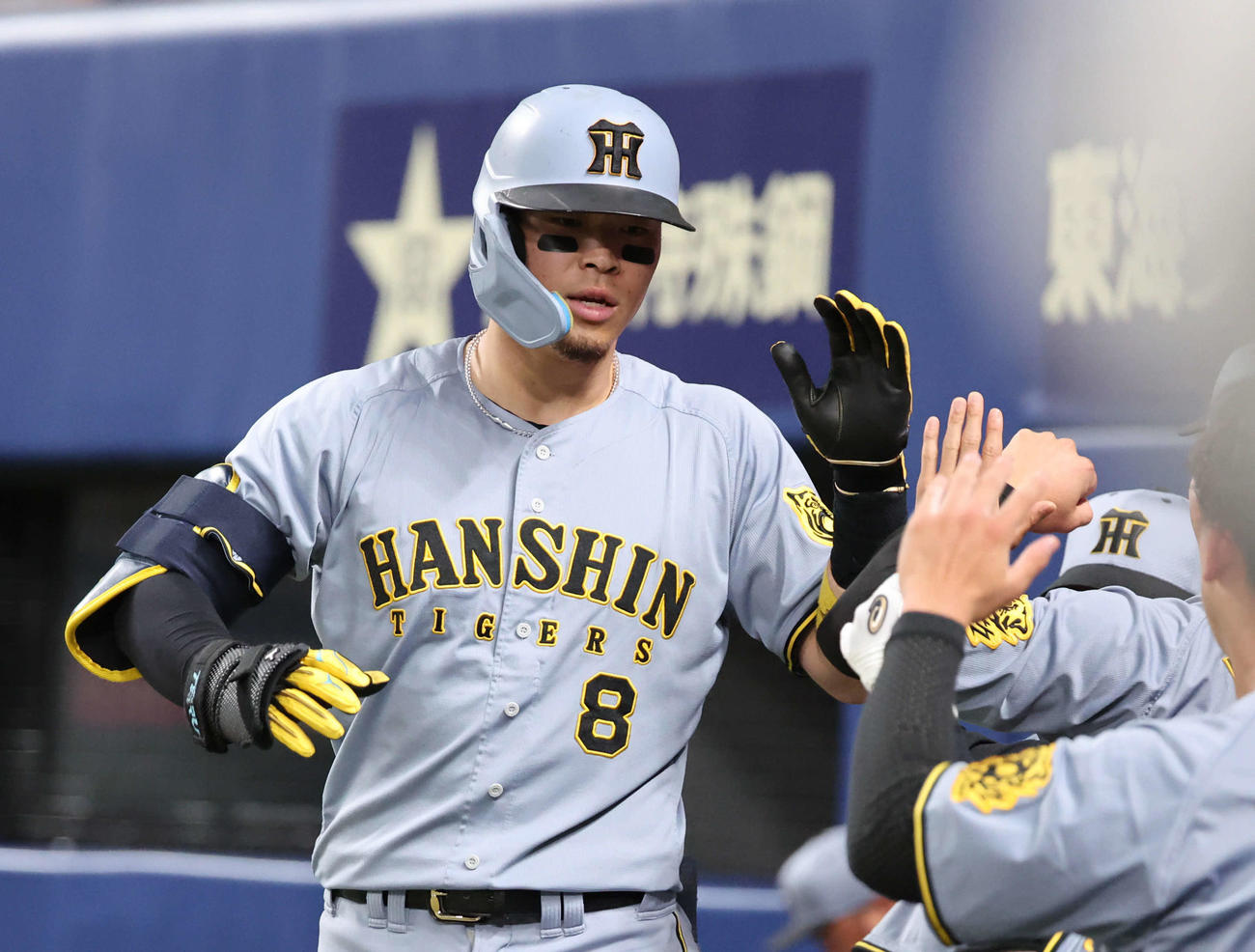 中日対阪神　4回表阪神無死、佐藤輝は中越えに本塁打を放ち、ベンチ前で祝福を受ける（撮影・西尾就之）