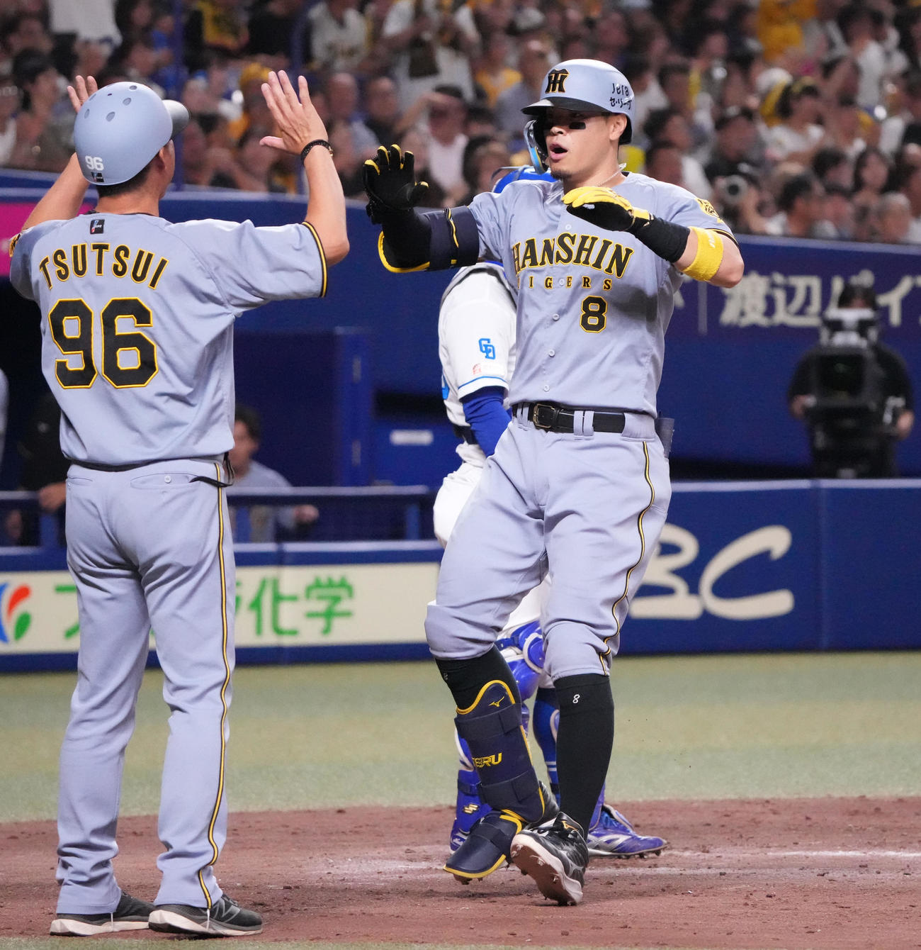 中日対阪神　4回表阪神無死、佐藤輝（右）は中越え本塁打を放ち生還する（撮影・森本幸一）