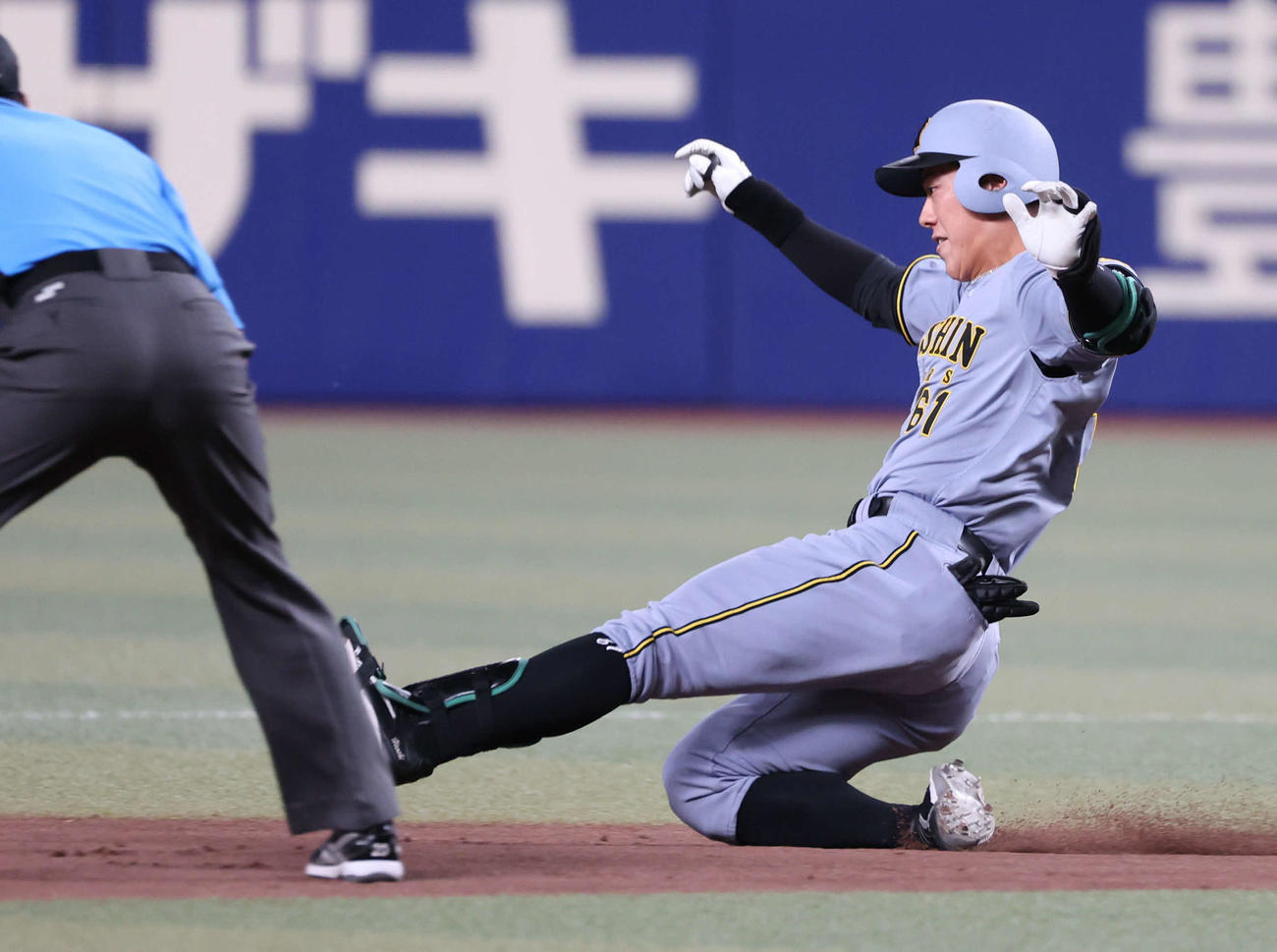 中日対阪神　5回表阪神1死、代打豊田は右へ二塁打を放ち滑り込む（撮影・西尾就之）