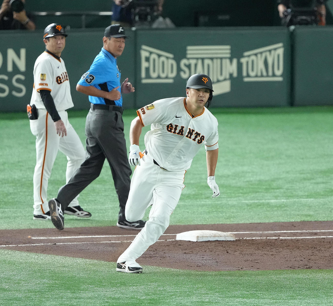 巨人対ヤクルト　3回裏巨人無死、田中将は二塁打を放つ（撮影・足立雅史）
