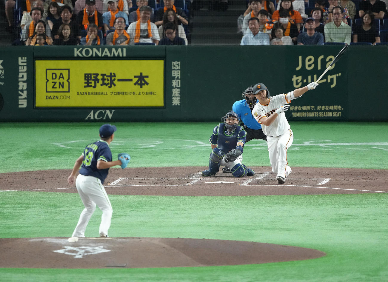 巨人対ヤクルト　3回裏巨人無死、田中将は二塁打を放つ。投手石川（撮影・足立雅史）