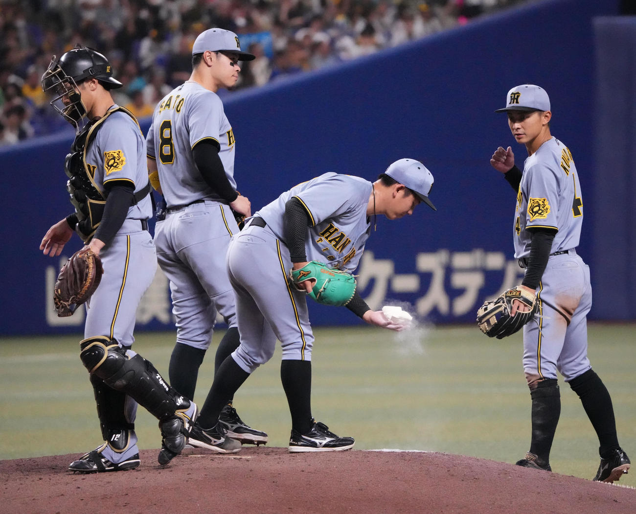 中日対阪神　3回裏中日無死一、二塁、マウンドの伊原（左から3人目）のもとに集まる阪神ナイン（撮影・森本幸一）
