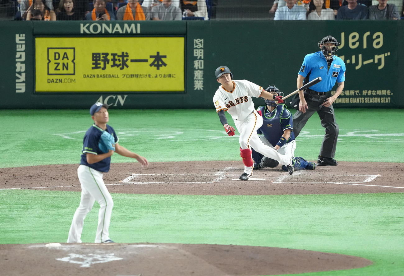 巨人対ヤクルト　5回裏巨人無死、増田大は左二塁打を放つ。投手石川（撮影・足立雅史）