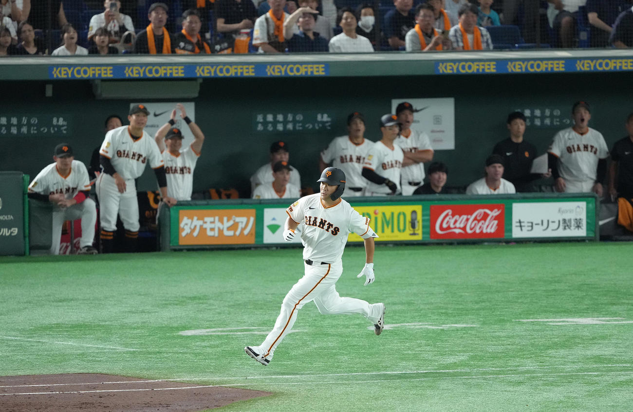 巨人対ヤクルト　3回裏巨人無死、田中将は二塁打を放つ（撮影・足立雅史）
