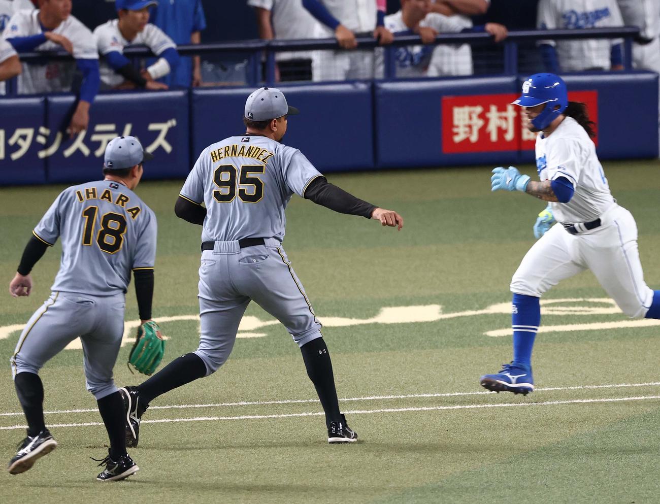 中日対阪神　3回裏中日1死一、三塁、ヘルナンデス（中央）はチェイビスの打球を本塁へ野選し追加点を許す（撮影・上田博志）