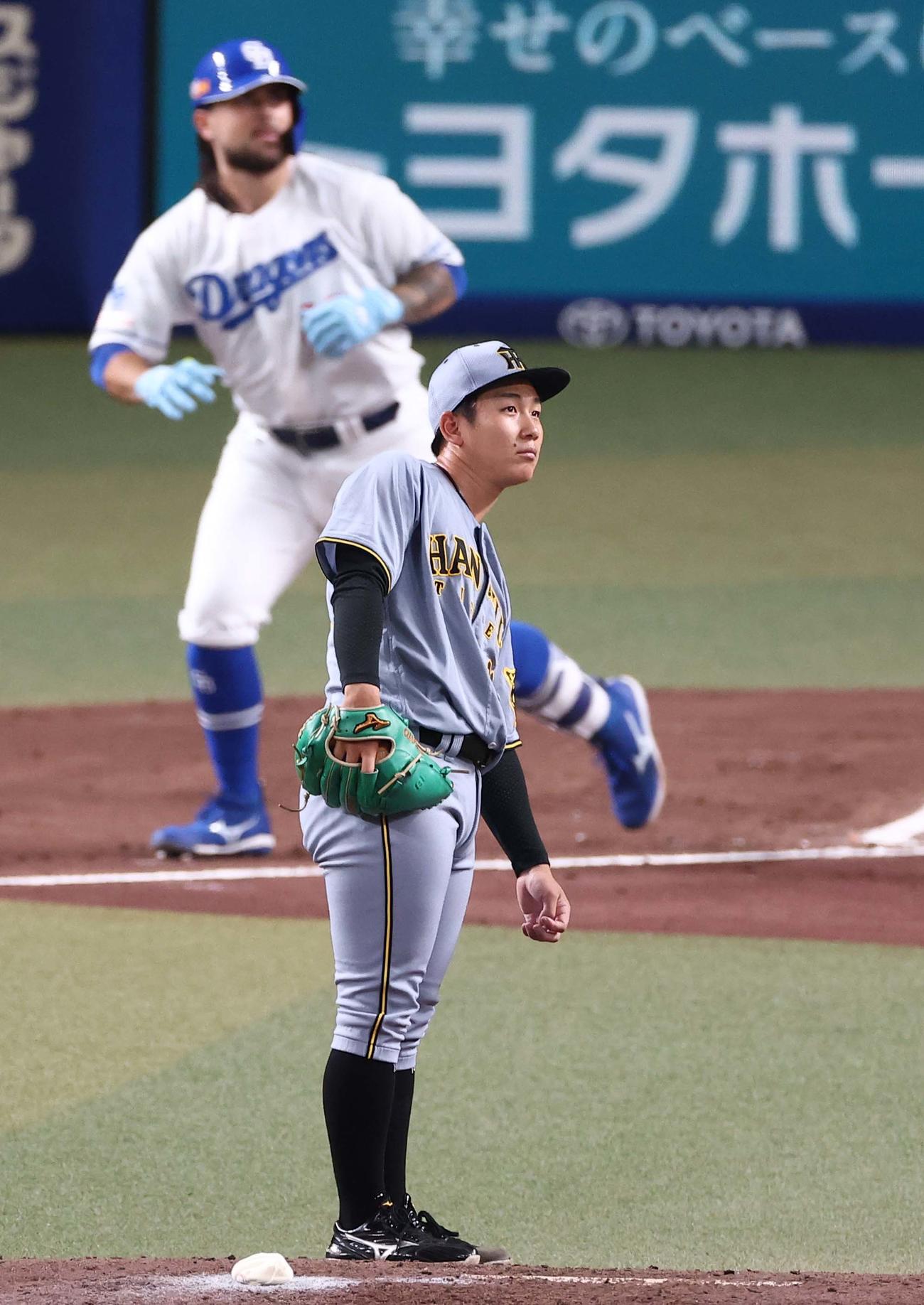 中日対阪神　2回裏中日無死、伊原はチェイビスに左越え勝ち越しソロ本塁打を浴びる（撮影・上田博志）