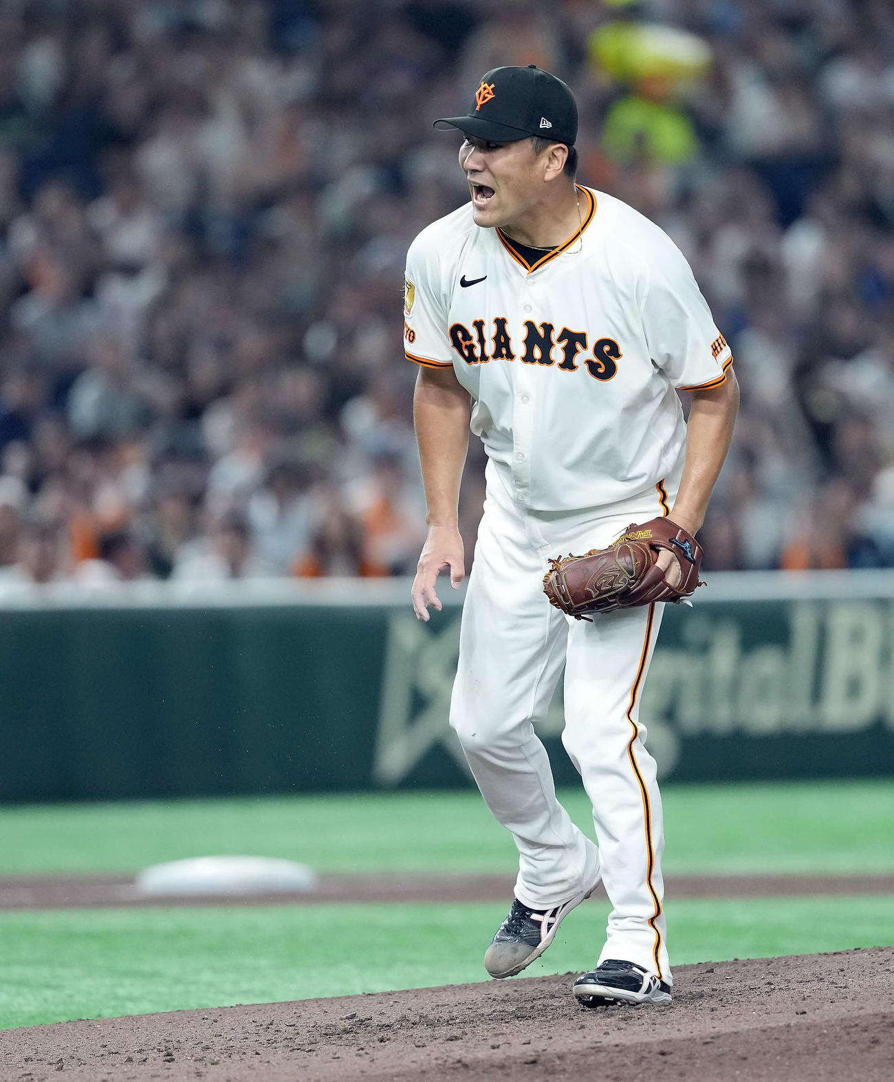 巨人対ヤクルト　5回表、ピンチを脱し吠える巨人田中将（撮影・たえ見朱実）