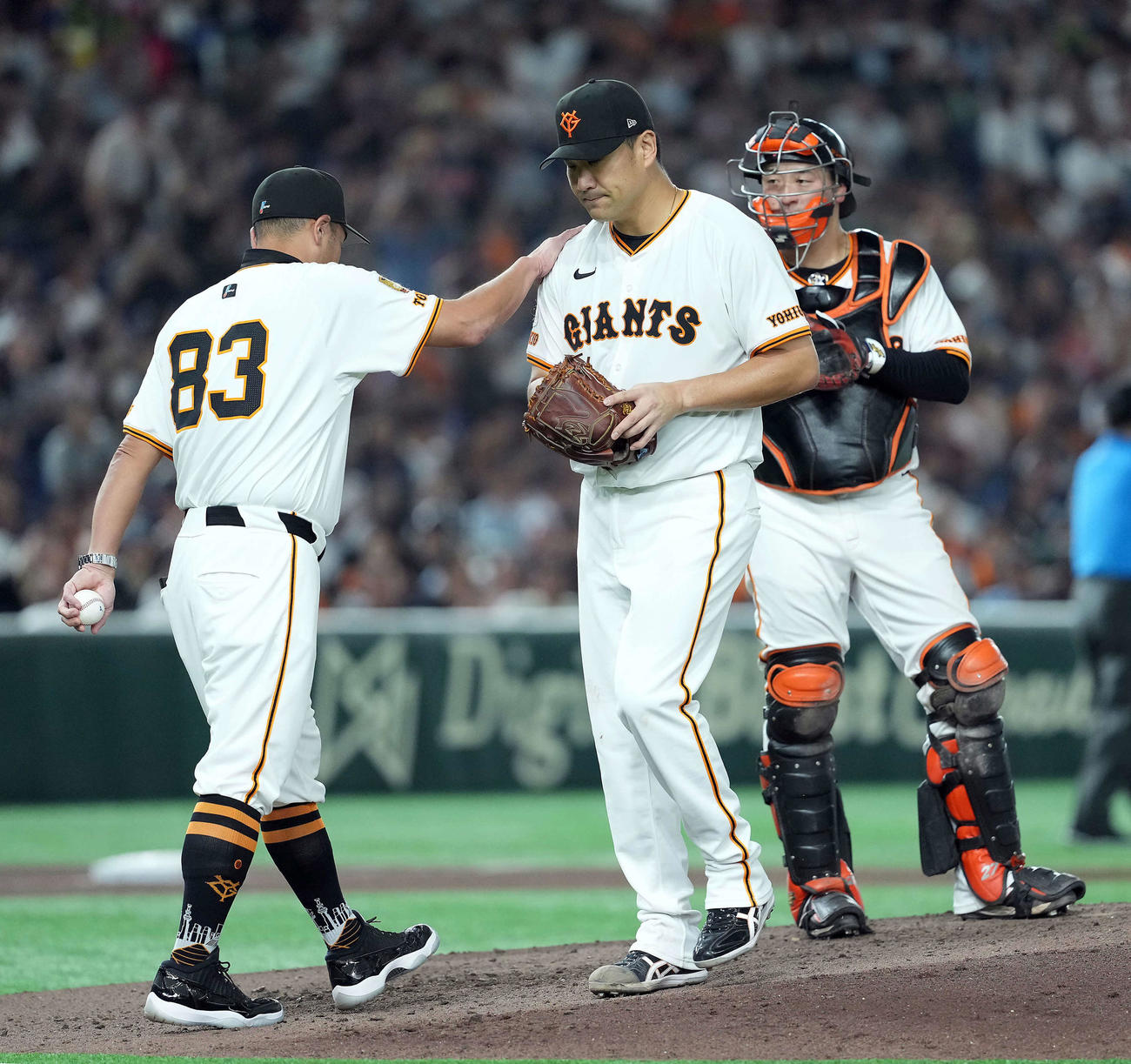 巨人対ヤクルト　6回途中で降板する巨人田中将（撮影・たえ見朱実）