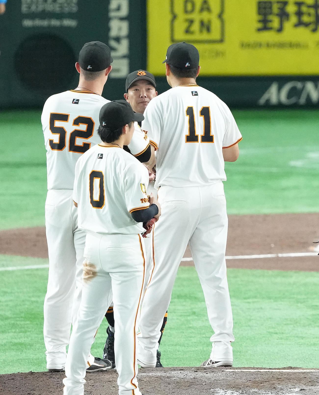 巨人対ヤクルト　6回途中でマウンドを降りる巨人田中将（右）に声をかける阿部監督（撮影・足立雅史）
