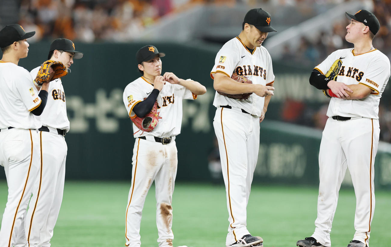 巨人対ヤクルト　6回表ヤクルト2死一、二塁、降板となる田中将（右から2人目）（撮影・野上伸悟）