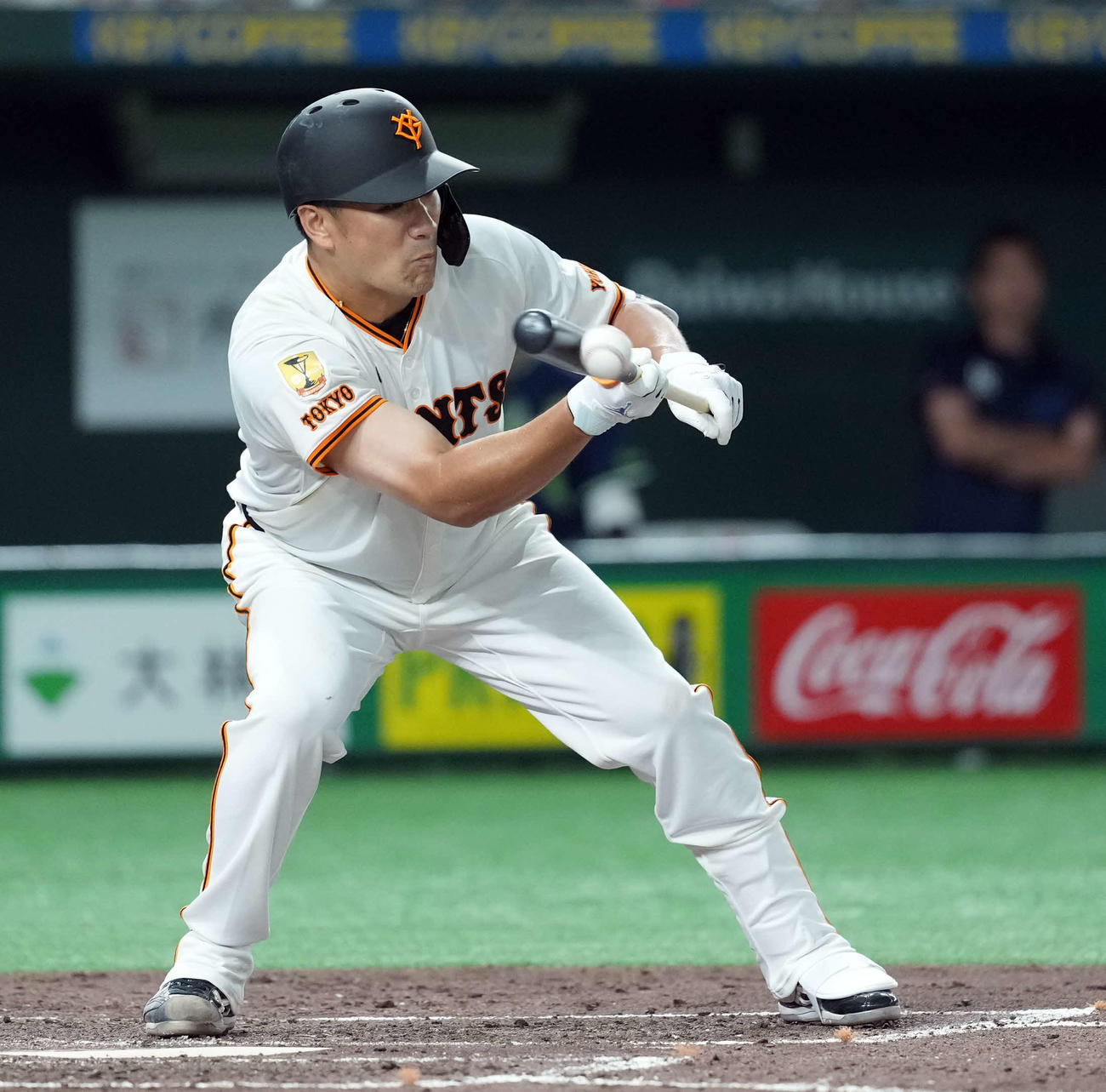 巨人対ヤクルト　5回裏巨人無死二塁、バントを決める田中将（撮影・たえ見朱実）