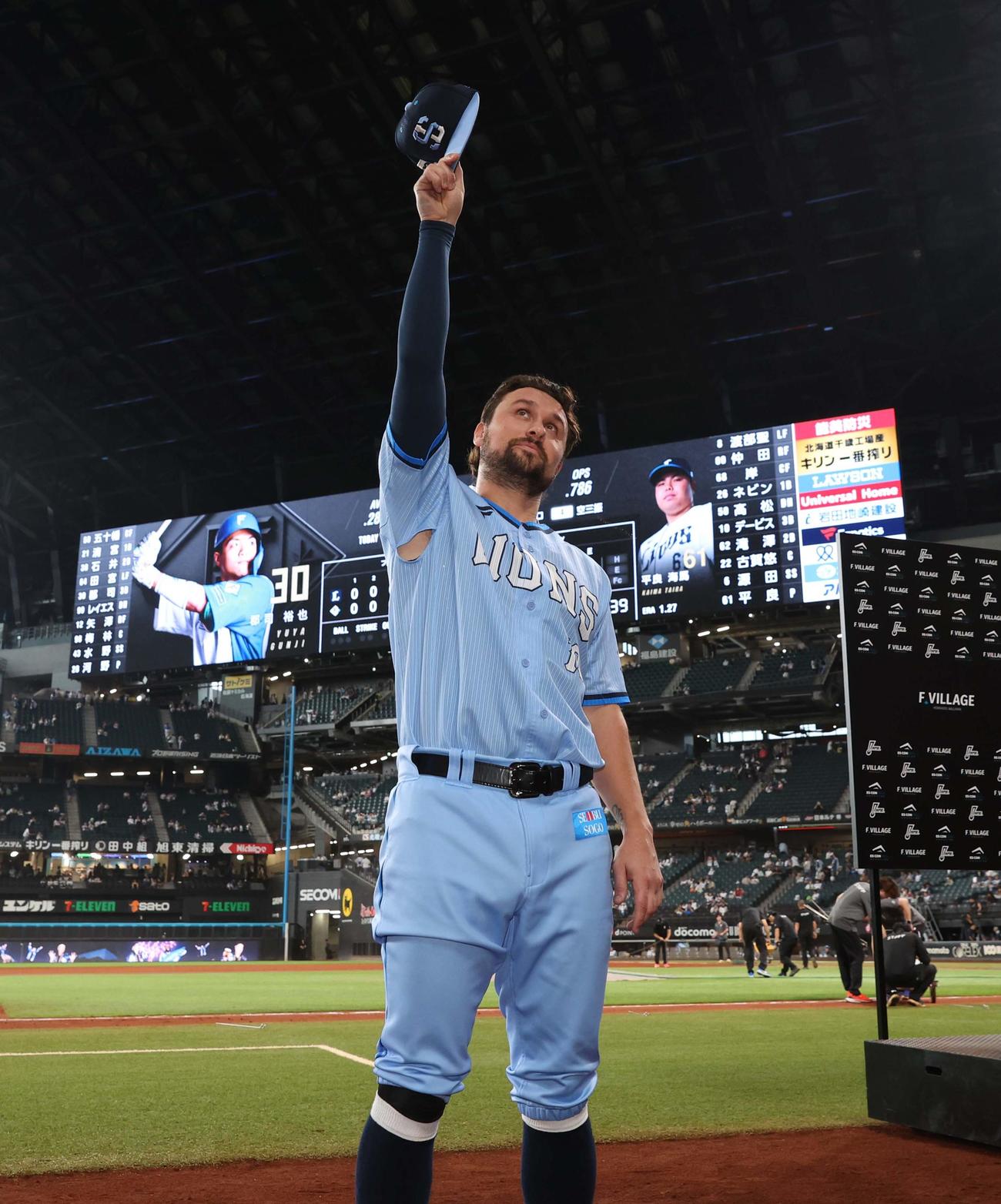 日本ハム対西武　試合後、スタンドに向かって手を振るデービス（撮影・黒川智章）