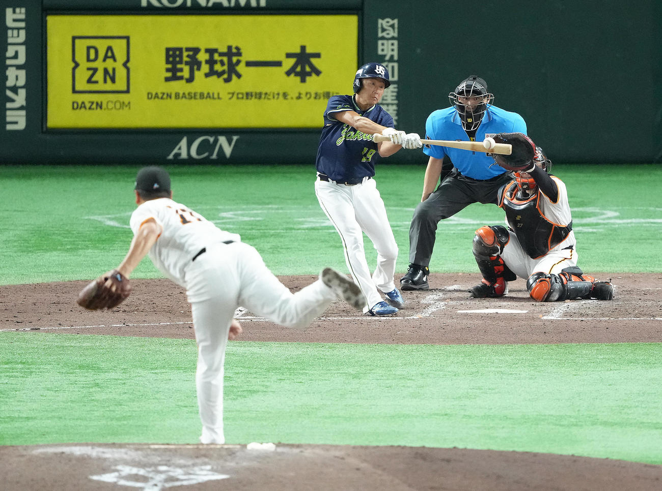 巨人対ヤクルト　5回表ヤクルト2死、石川は24年連続安打となる中前打を放つ。投手田中将（撮影・足立雅史）