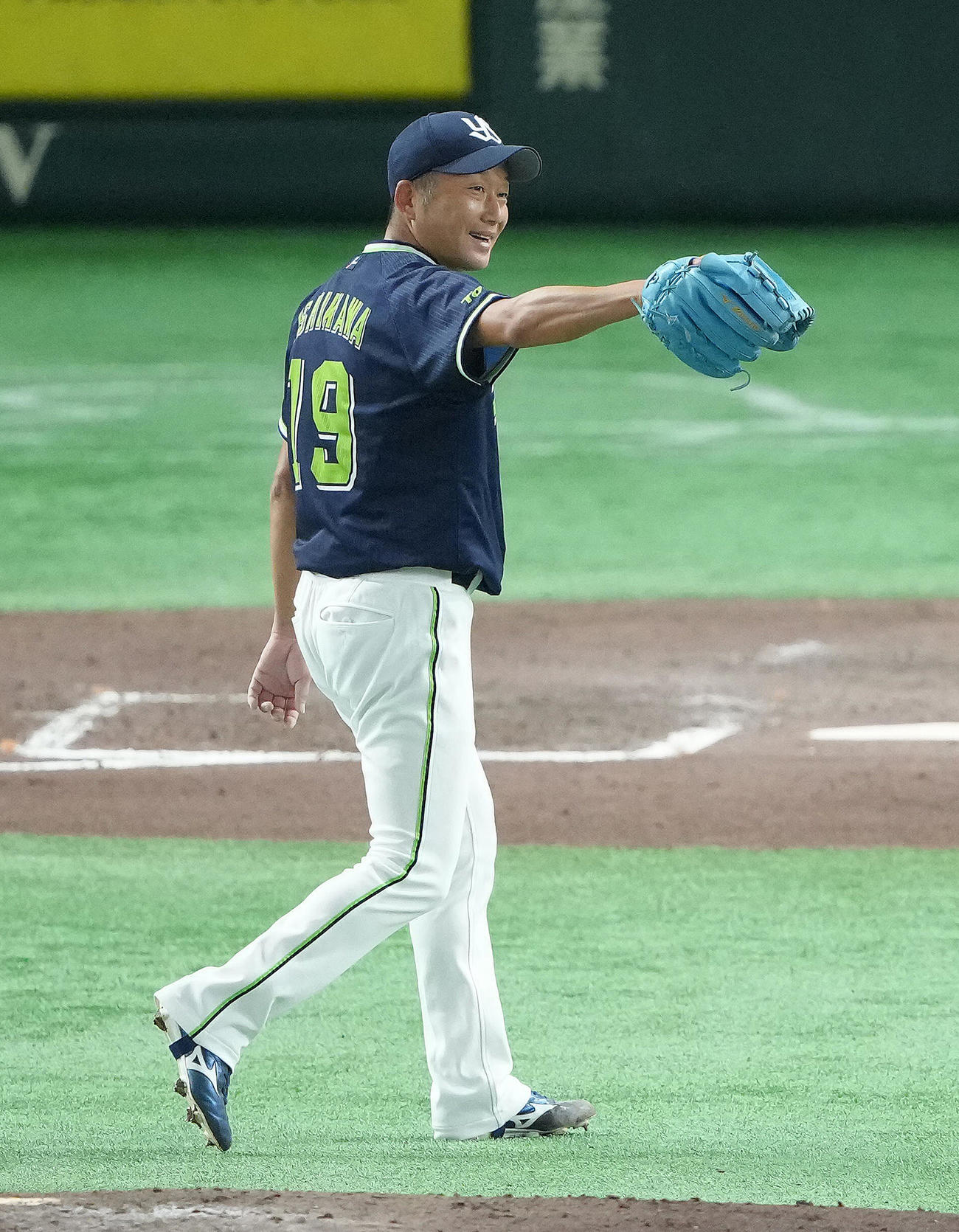巨人対ヤクルト　6回裏巨人1死一塁、岸田を投手併殺打に仕留め笑顔を見せる石川（撮影・足立雅史）
