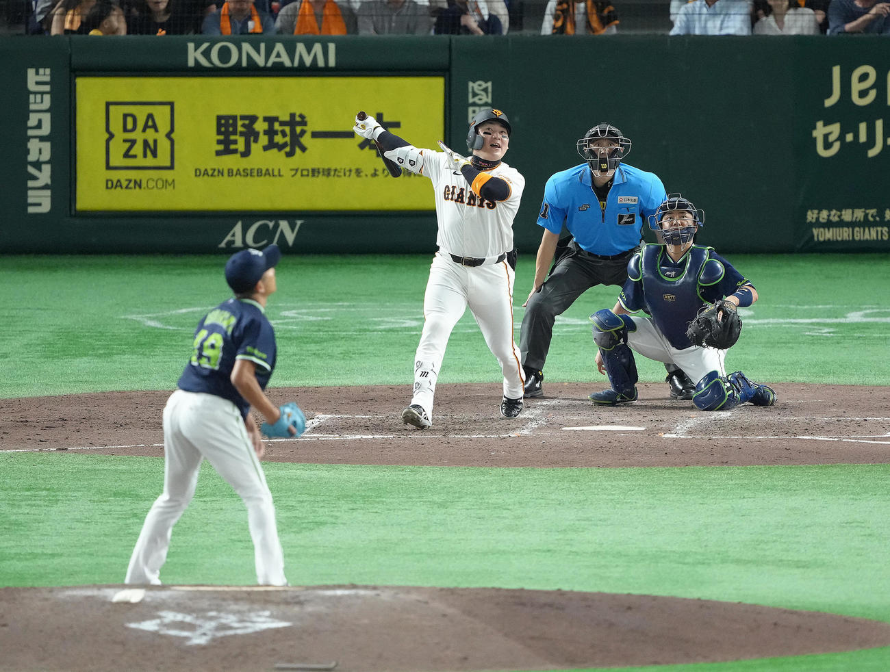巨人対ヤクルト　5回裏巨人1死三塁、丸は犠飛を放つ。投手石川（撮影・足立雅史）