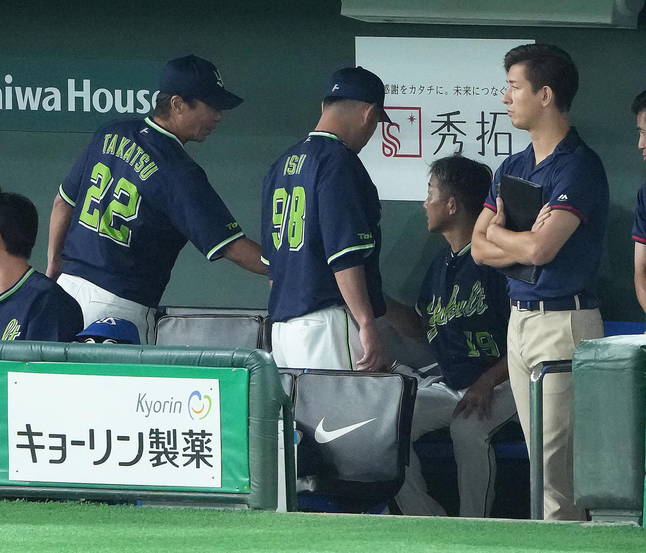 巨人対ヤクルト　6回2失点でベンチに戻ったヤクルト石川（右から2人目）に声をかける高津監督（左端）（撮影・足立雅史）