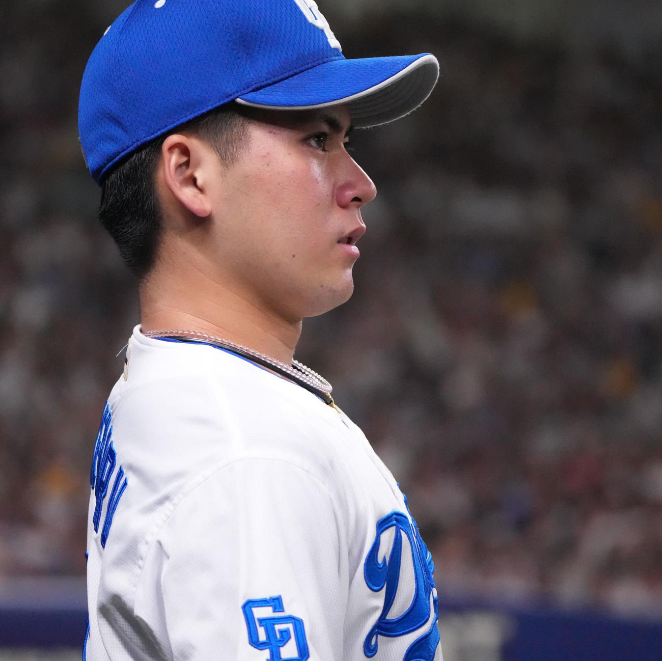 中日対阪神　6回裏、登板に向けて準備をする金丸（撮影・森本幸一）