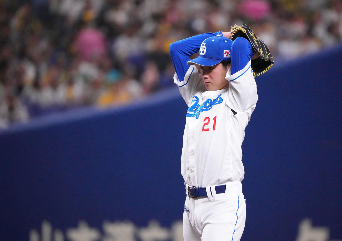 中日対阪神　1回表、登板する中日先発の金丸（撮影・森本幸一）
