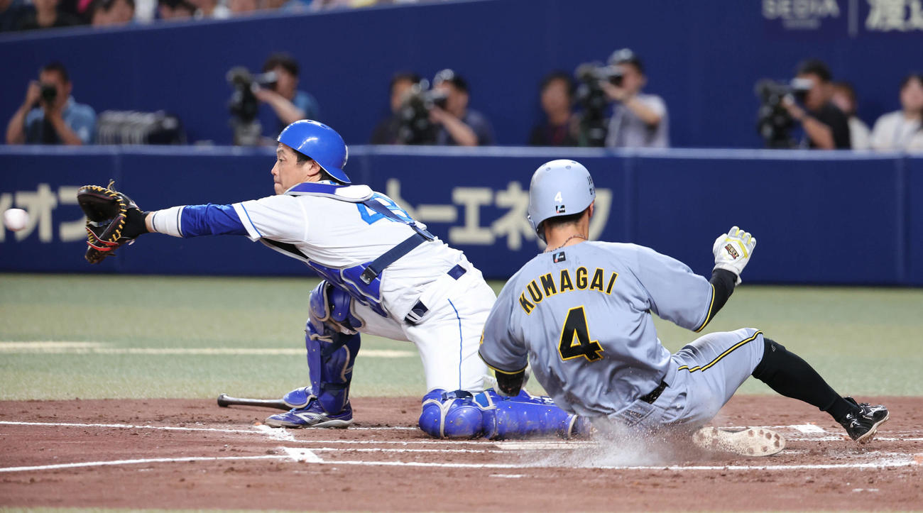 中日対阪神　3回表阪神2死二塁、二走熊谷は中野の中前打で生還。捕手加藤（撮影・西尾就之）